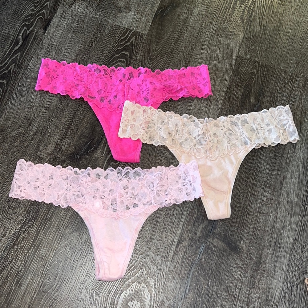 NWOT VS 🎀 Lace Thongs
